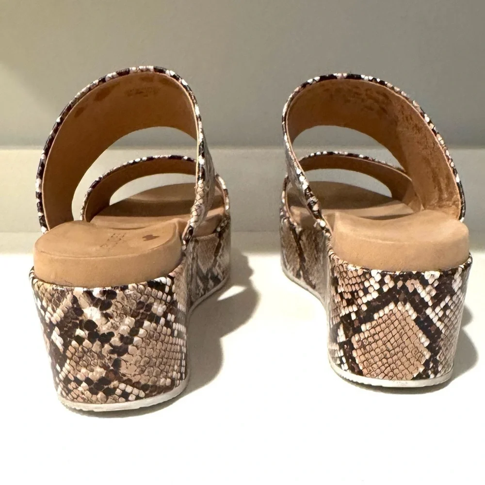 J Slides comfy platform